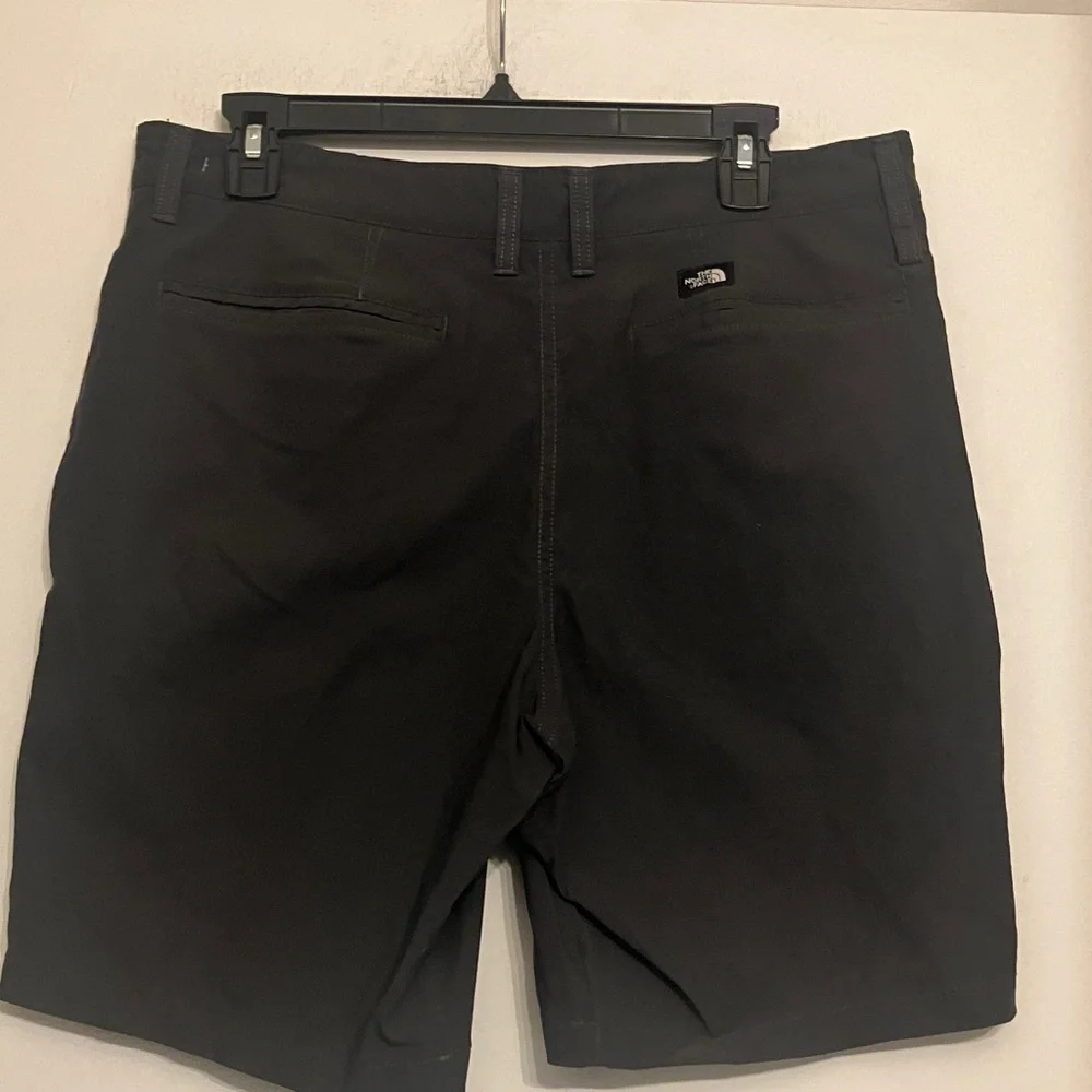 The North Face sprag Charcoal Flat Front Shorts men’s 34 (medium)